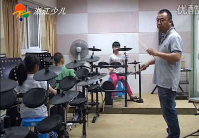 浙江卫视《校园风景线》走进宁波珍珠鼓俱乐部